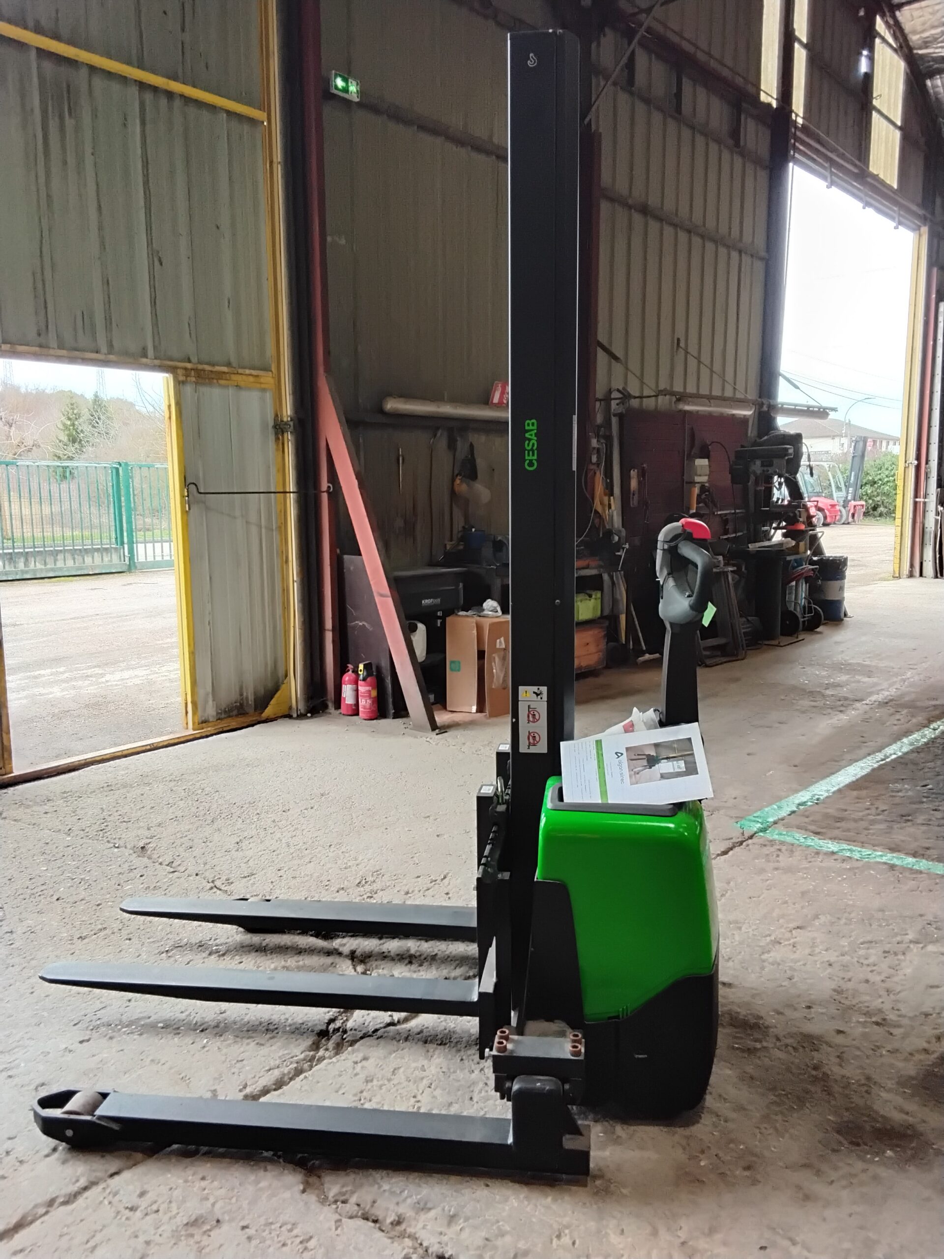Gerbeur 1t électrique poutre Cesab S110S